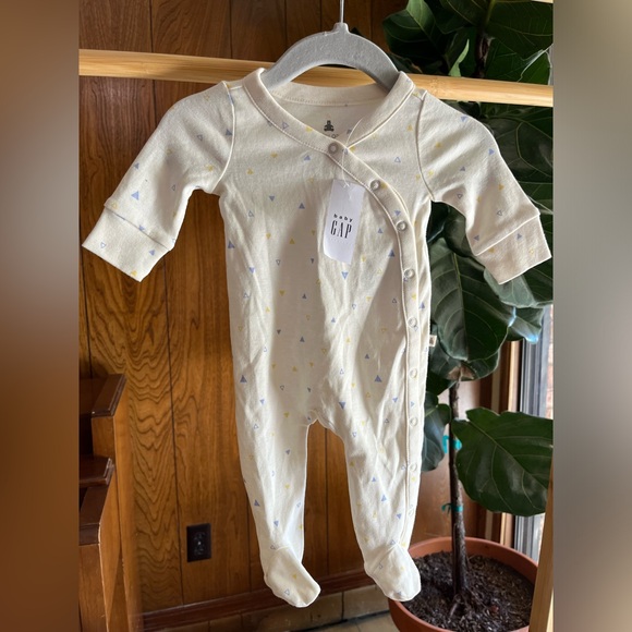 NWT Baby Gap Onesie - Picture 1 of 2